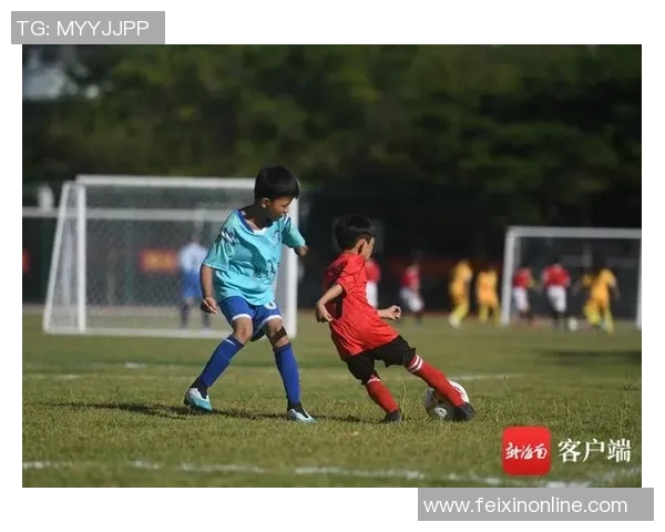 足球明星在绿茵场上挥洒汗水的精彩瞬间与激情时刻的完美定格